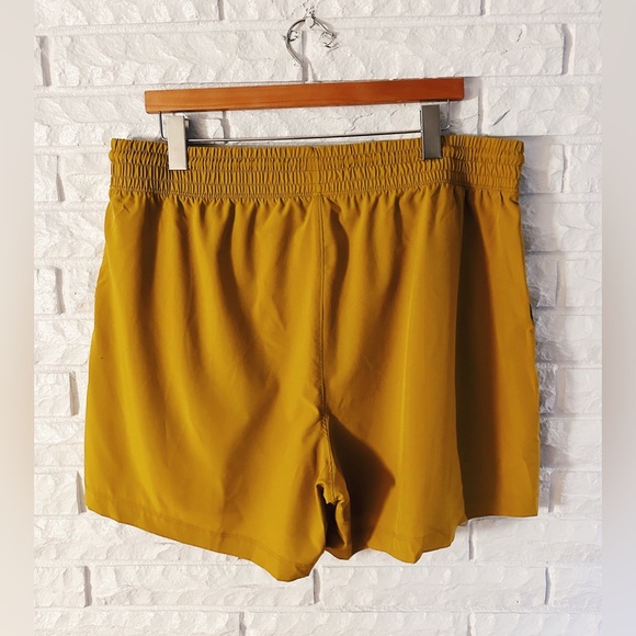 Old Navy Stretch Tech Quick Dry Shorts - Picture 4 of 4